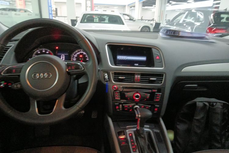 奥迪Q5 2018款 典藏版 40 TFSI 进取型中控内饰12