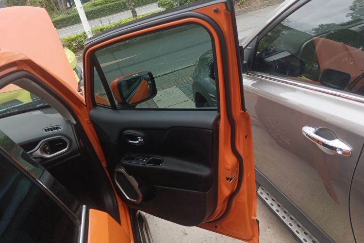 Jeep 自由侠 2017款 180T 自动动能版+中控内饰7005