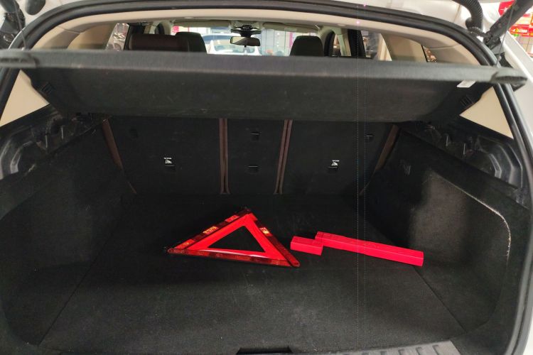 宝马iX1 2023款 eDrive25L X设计套装机舱底盘23