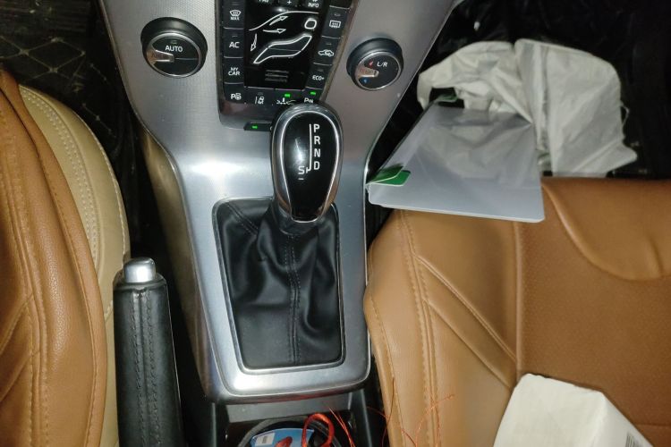 沃尔沃V40 2017款 T3 智雅版中控内饰18