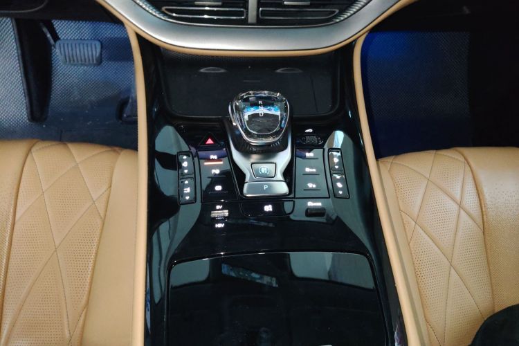 腾势D9 2024款 DM-i 980 四驱旗舰型中控内饰18