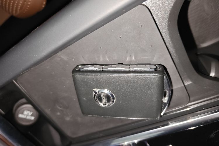 沃尔沃XC60新能源 2025款 插电式混动 长续航四驱智雅豪华版中控内饰7001