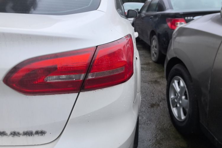 福特 福克斯 2015款 三厢 1.6L 自动风尚型车身外观9