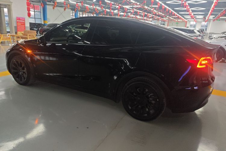 特斯拉 Model Y 2021款 标准续航后驱版车身外观4