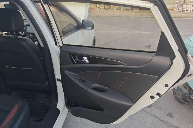 长安 逸动 2013款 1.6L 手动俊酷型 国IV中控内饰45