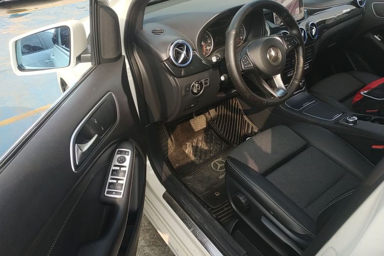 奔驰B级 2015款 B 200 动感型中控内饰20