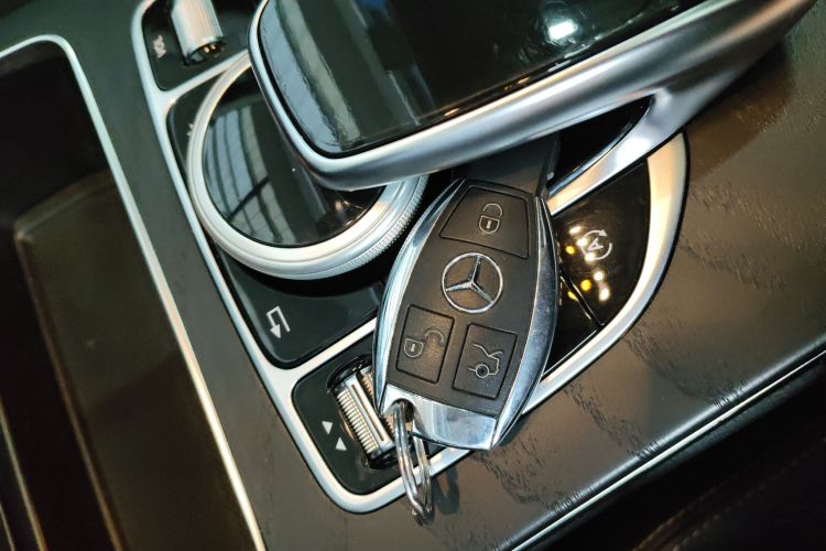 奔驰C级 2018款 C 180 L 时尚型运动版中控内饰7001