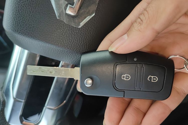 江铃福顺 2023款 2.0T 手动短轴低顶商运型多功能乘用车6座 双开尾门中控内饰11