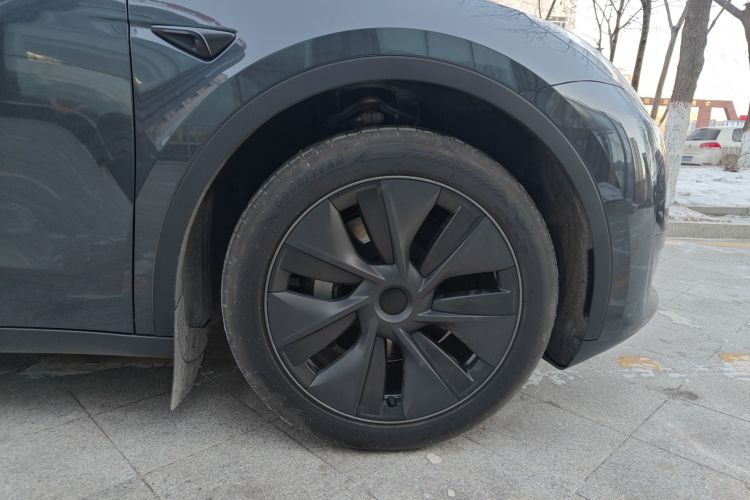 特斯拉 Model Y 2024款 后轮驱动版车身外观10