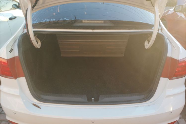 大众 桑塔纳 2016款 1.6L 自动舒适版机舱底盘23