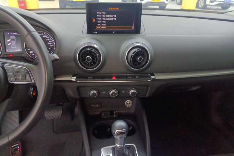 奥迪A3 2018款 30周年年型 Limousine 35 TFSI 进取型中控内饰16