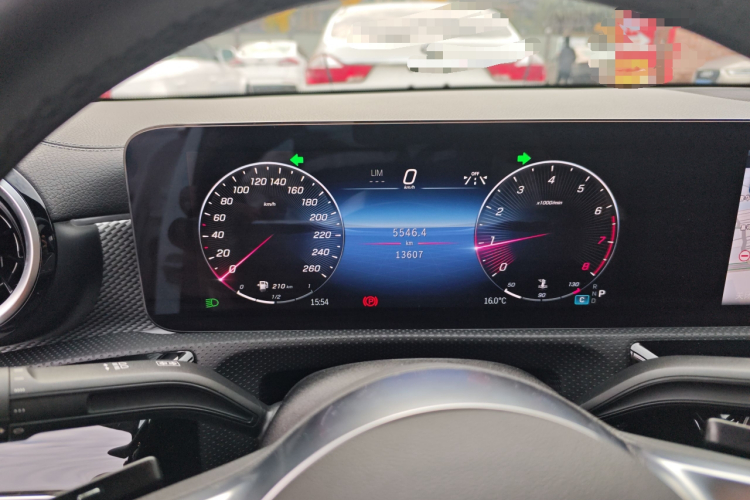 奔驰A级 2023款 A 180 L中控内饰14