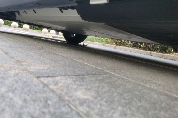 哪吒汽车 哪吒L 2024款 增程 310 闪充红衣版局部细节9003