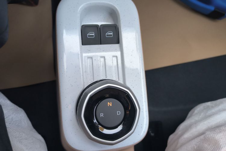 吉利银河 2024款 熊猫mini 200km 耐力熊中控内饰18