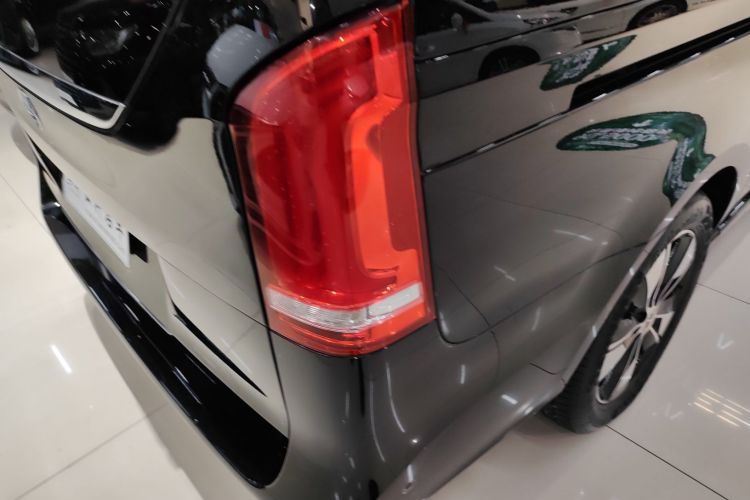 奔驰V级 2022款 V 260 尊贵版车身外观6006