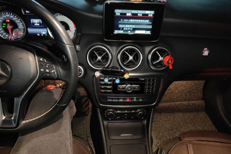 奔驰A级(进口) 2015款 A 200 时尚型中控内饰16