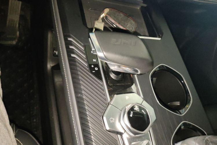 长安UNI-K 2023款 2.0T 两驱悦尚型中控内饰18