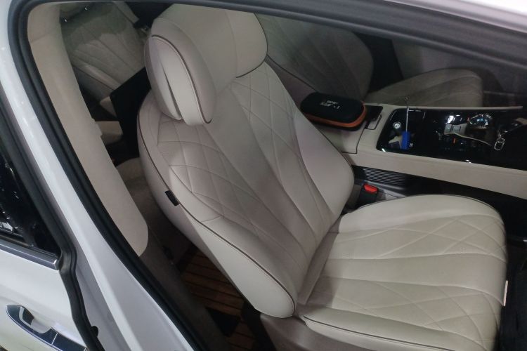 腾势D9 2022款 DM-i 970 四驱旗舰型局部细节41