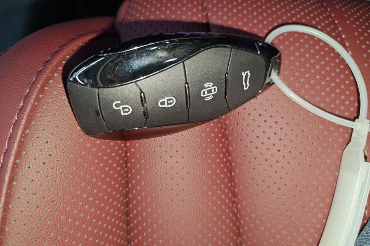 红旗H5 2025款 2.0T 自动玄影200万辆纪念版中控内饰7001