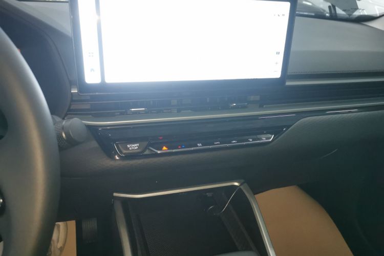 吉利汽车 帝豪 2026款 第4代 400万纪念款 1.5L CVT超越型中控内饰16