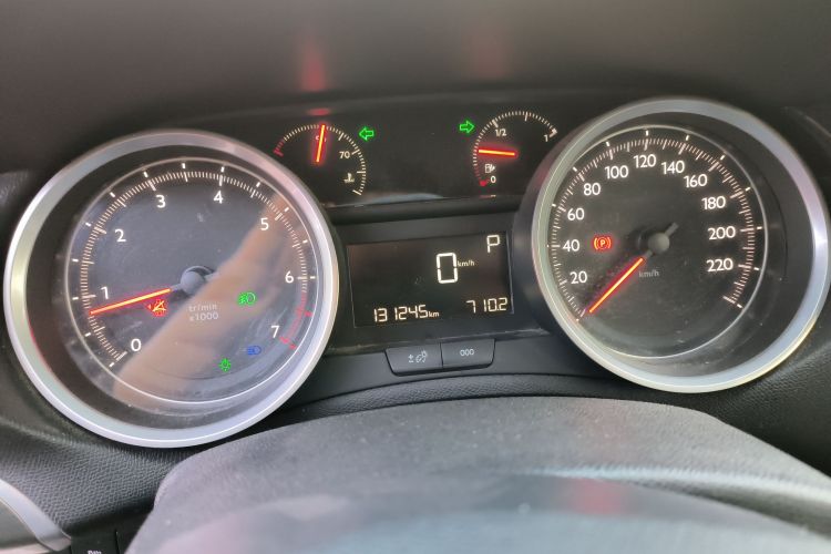 标致408 2015款 1.2T 自动豪华版中控内饰14