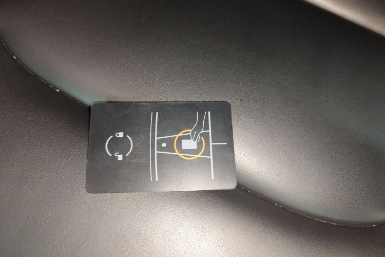 特斯拉 Model Y 2021款 长续航全轮驱动版中控内饰7001