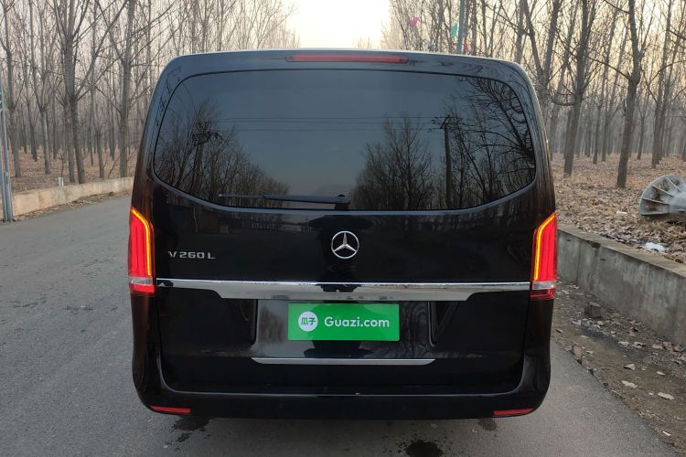 奔驰V级 2017款 V 260 L 尊贵加长版车身外观6