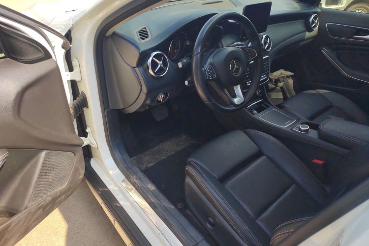 奔驰GLA 2018款 GLA 200 动感型中控内饰7003