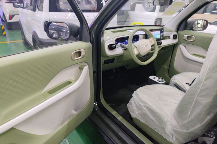 吉利银河 2025款 210km 熊猫骑士中控内饰20