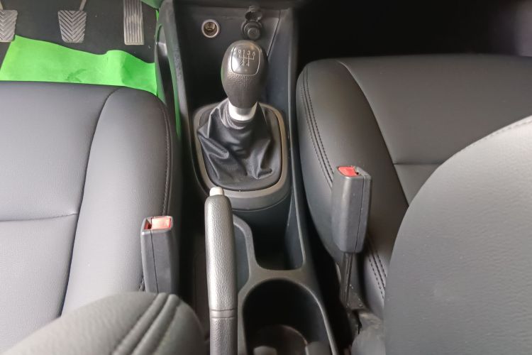 起亚K2 2015款 三厢 1.4L MT GLS中控内饰18