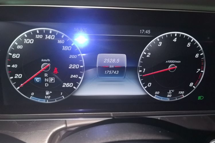 奔驰E级 2017款 E 200 L 运动型 4MATIC中控内饰15