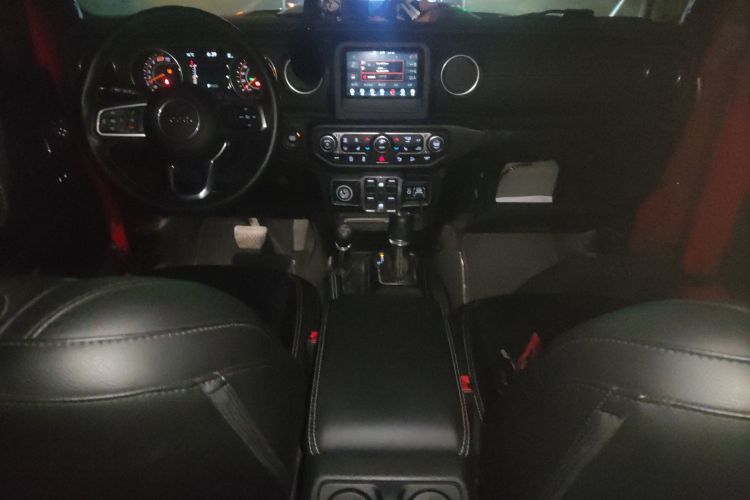 Jeep 牧马人 2018款 2.0T Sahara 四门版中控内饰12