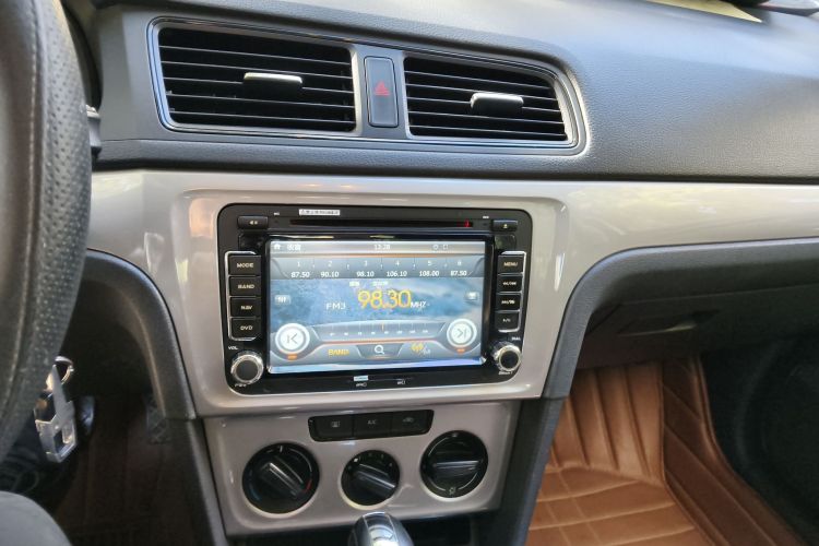 大众 朗逸 2013款 改款经典 1.6L 自动风尚版中控内饰16