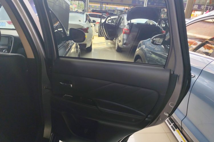 三菱 欧蓝德 2019款 2.4L 四驱致享版 7座 国VI中控内饰45