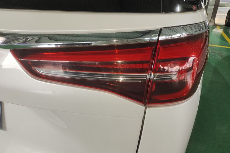 别克GL8 2023款 ES陆尊 豪华型车身外观9