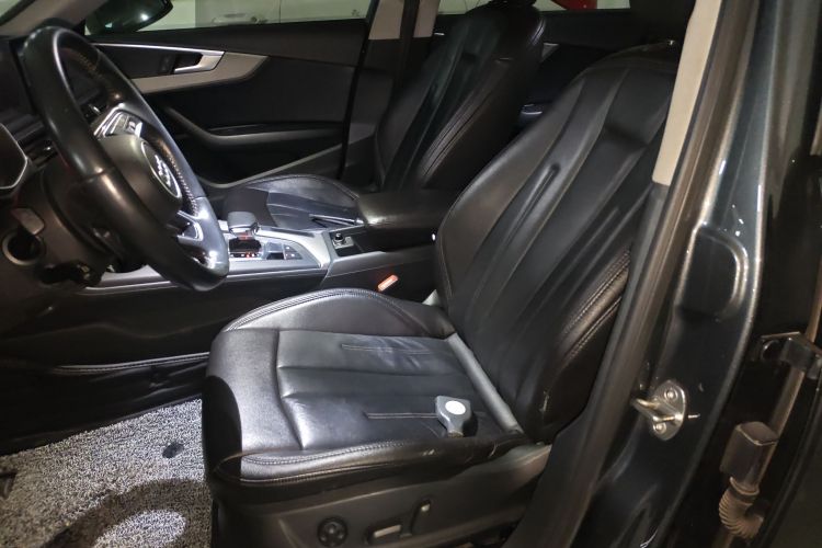 奥迪A4L 2019款 40 TFSI 进取型 国VI中控内饰19