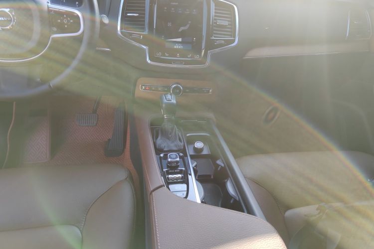 沃尔沃XC90 2020款 T6 智逸豪华版 7座中控内饰18