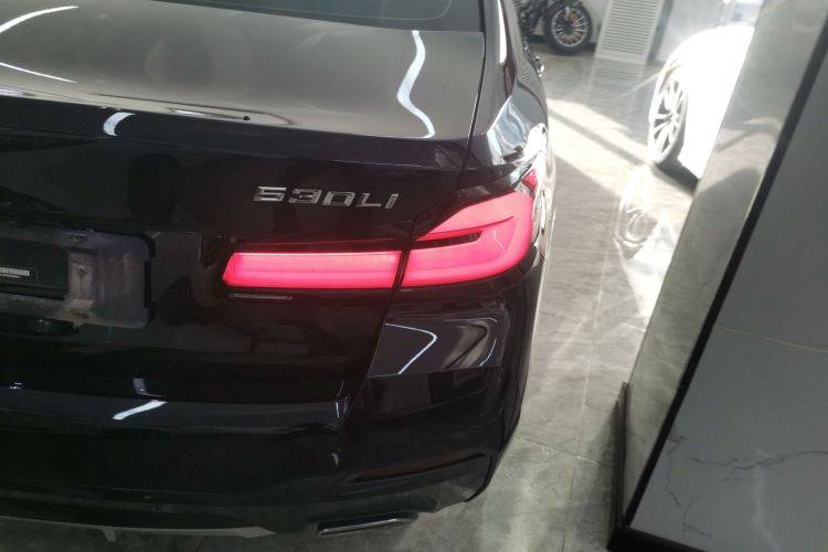 宝马5系 2022款 改款二 530Li xDrive M运动套装车身外观9