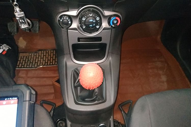 福特 嘉年华 2013款 三厢 1.5L 手动风尚型中控内饰18