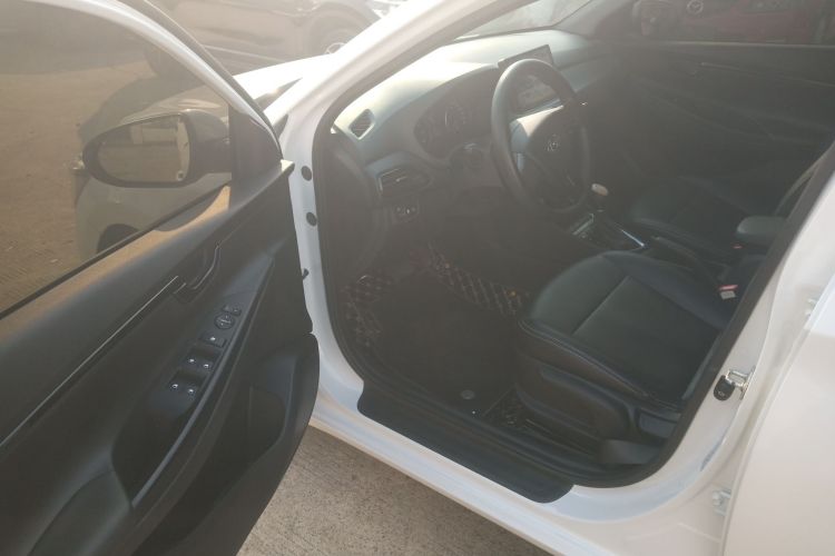 现代 悦动 2018款 1.6L 自动悦目版GL 国VI中控内饰20