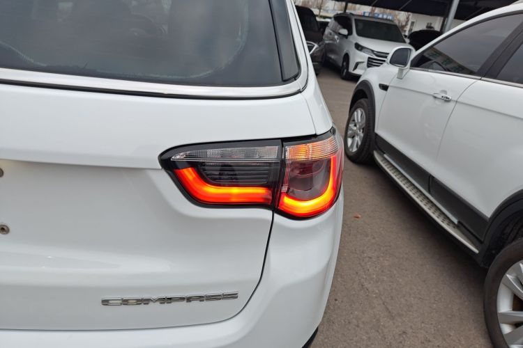 Jeep 指南者 2020款 220T 自动精英版车身外观9