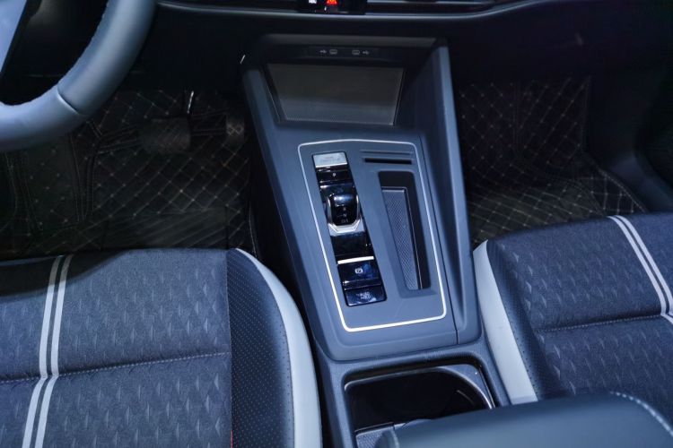 大众 高尔夫 2025款 300TSI Pro中控内饰18