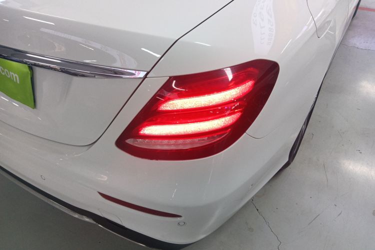 奔驰E级 2016款 E 300 L 运动豪华型车身外观9