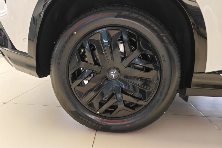 红旗天工08 2025款 605先锋版车身外观6008