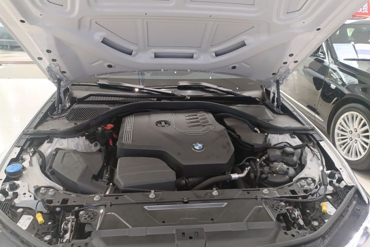 宝马3系 2025款 330Li M运动曜夜套装机舱底盘24