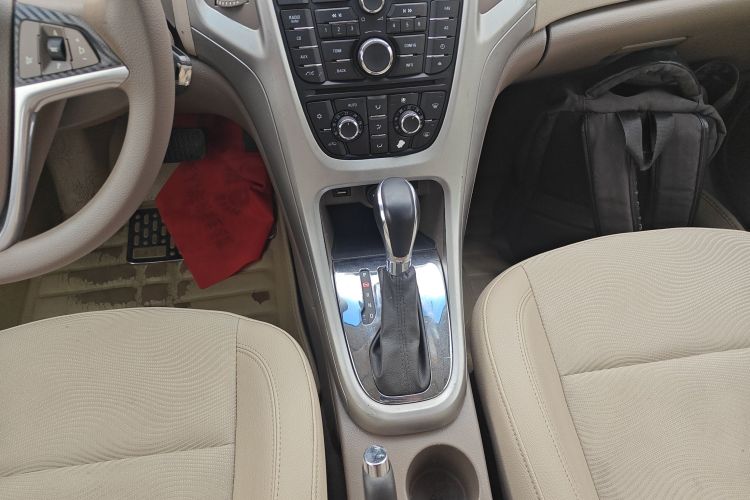 别克 英朗 2013款 GT 1.6L 自动时尚版中控内饰18