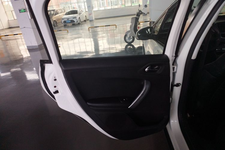 标致2008 2016款 230THP 自动时尚版中控内饰7008