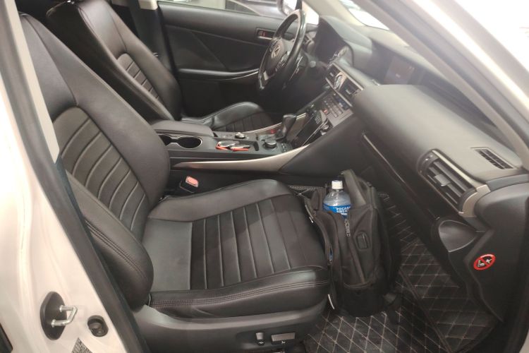 雷克萨斯IS 2017款 300 锋尚版局部细节41