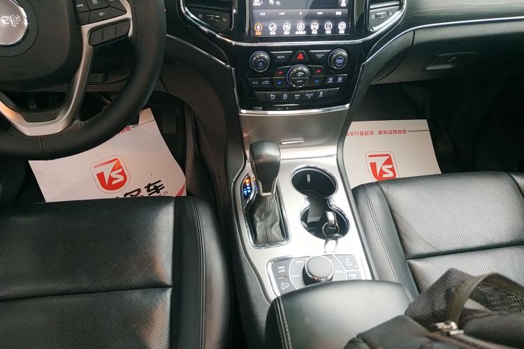 Jeep 大切诺基(进口) 2020款 3.0L 精英导航版局部细节18