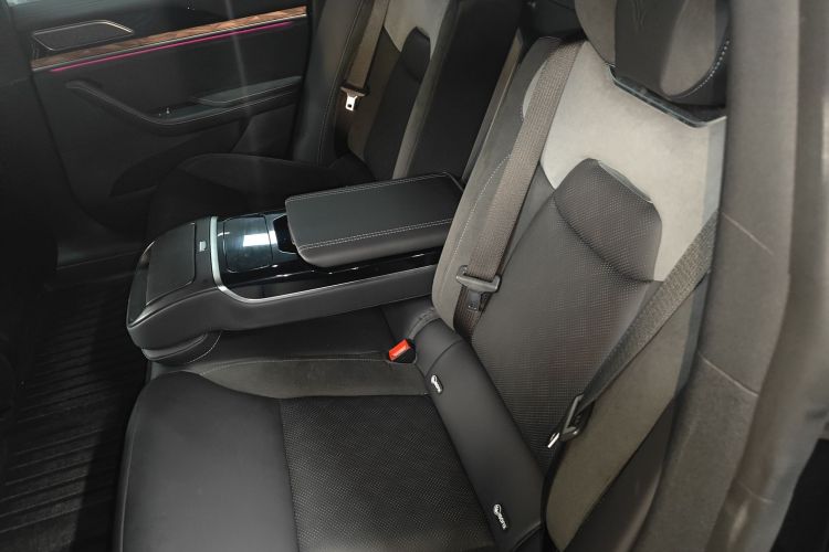 哪吒汽车 哪吒S 2024款 增程 1060 Lite版中控内饰7004